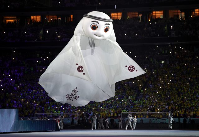 20일(현지시간) 카타르 알코르의 알바이트 스타디움에서 열린 2022 국제축구연맹(FIFA) 카타르 월드컵 개막식에서 월드컵 마스코트 풍선이 등장하고 있다./연합뉴스