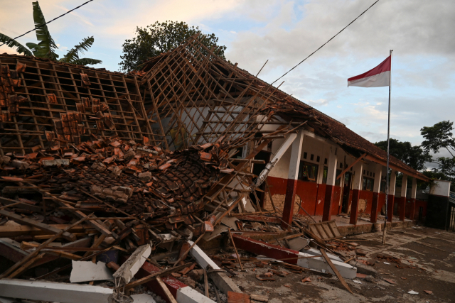 21일(현지시간) 인도네시아 서자바주에서 지진이 발생해 건물이 붕괴됐다. 로이터 연합뉴스
