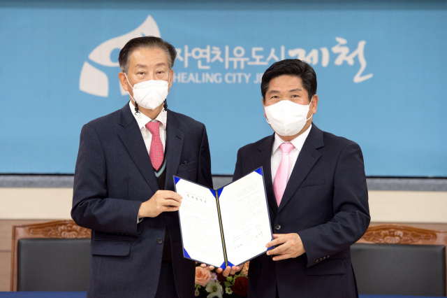 김창규(오른쪽) 제천시장이 엔바이오니아 한정철(왼쪽) 대표와 투자협약을 체결하고 있다. 사진제공=제천시