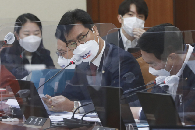 김영식 국민의힘 의원이 지난해 10월 국회에서 열린 과학기술정보방송통신위원회의 원자력안전위원회 종합감사에서 질의를 하고 있다. 권욱 기자