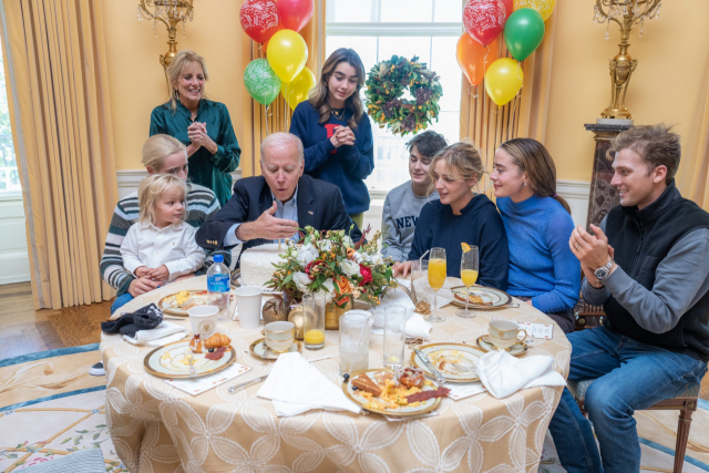 20일(현지 시간) 80세 생일을 맞은 조 바이든 대통령이 백악관에서 친지들에게 둘러싸여 케이크의 촛불을 끄고 있다. 질 바이든 공식 트위터
