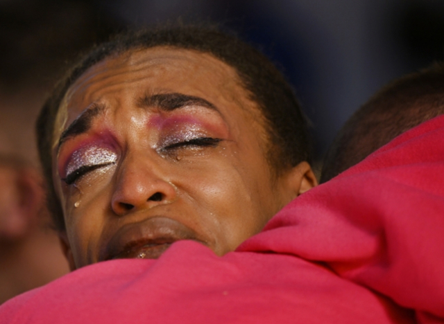 총격 사건 발생 당시 클럽에서 공연했던 출연자가 당시 현장의 생존자들과 눈물을 흘리며 포옹을 하고 있다. 사진=AP연합뉴스