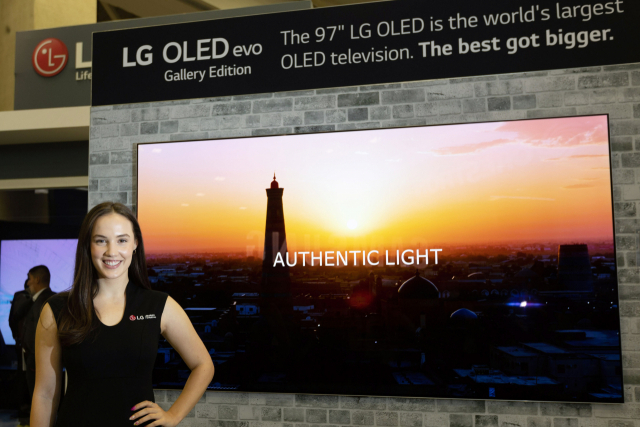 LG전자 모델이 97형 OLED TV를 소개하고 있다. 사진 제공=LG전자