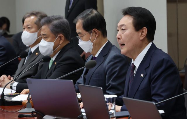 윤석열 대통령이 22일 오전 서울 용산 대통령실 청사에서 열린 국무회의를 주재하고 있다. 왼쪽부터 이상민 행정안전부 장관, 박진 외교부 장관, 한덕수 국무총리, 윤 대통령. 연합뉴스