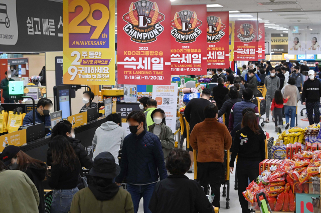 이마트 최대 할인 행사 '쓱데이' 마지막날인 20일 오전 서울 성동구 이마트 성수점이 고객들로 붐비고 있다. 신세계그룹은 SSG랜더스의 사상 첫 '와이어 투 와이어' 통합우승을 기념해 쓱세일을 기획했다./권욱 기자
