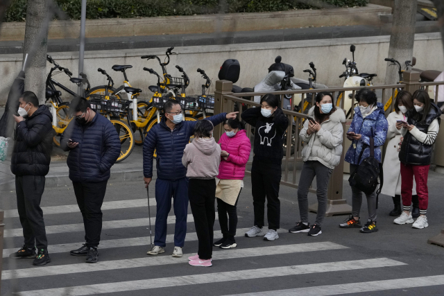 중국에서의 코로나19 환자가 다시 급증하면서 봉쇄가 늘고 있다. AP연합뉴스