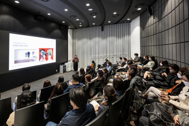 19·20일 서울 여의도 더현대에서 열린 현대카드 ‘트라이브 위켄드’에서 변지애 케이아티스츠 아트컨설팅 대표가 아트 컬렉팅을 주제로 강연하고 있다. 사진 제공=현대카드