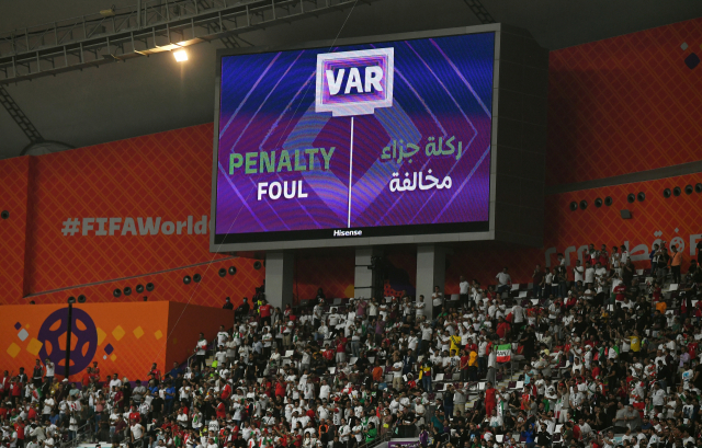 21일 카타르 도하 칼리파 인터내셔널 스타디움에서 열린 카타르 월드컵 조별리그 B조 잉글랜드와 이란의 경기에서 비디오판독(VAR) 시스템으로 페널티 판정이 발표되고 있다. EPA연합뉴스