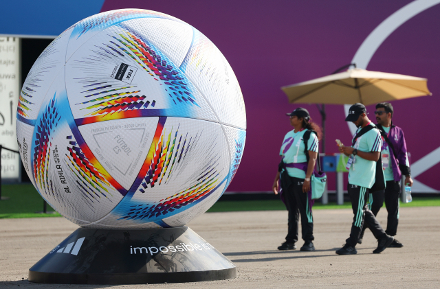 2022 카타르 월드컵이 열리는 카타르 도하 FIFA 팬 페스티벌 행사장에 초대형 공인구'알 릴라'의 모형이 설치돼 있다. 사진=연합뉴스
