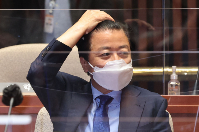 노웅래 더불어민주당 의원이 22일 서울 여의도 국회에서 열린 의원총회에 참석해 머리를 쓸어 올리고 있다. 연합뉴스