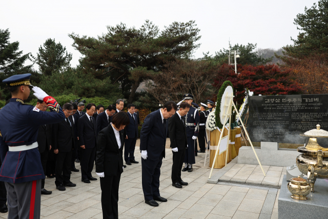 윤석열 대통령이 22일 오전 서울 동작구 국립서울현충원 김영삼 전(前) 대통령 묘소를 방문, 참배하고 있다. 김 전 대통령 서거 7주기를 맞아 참배에 나선 윤 대통령은 방명록에 '지금은 모두 거산의 큰 정치, 바른 정치를 되새겨야 할 때입니다'라는 글을 남겼다./연합뉴스