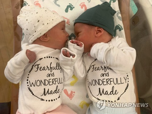 30년된 냉동 배아로 쌍둥이 낳은 난임부부…'가장 큰 아이'