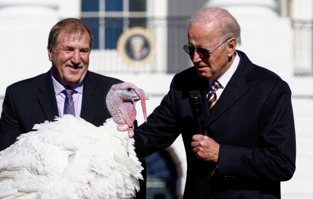 조 바이든 미국 대통령이 21일 미국 백악관에서 열린 추수감사절 연례행사에서 칠면조를 사면하고 있다./로이터 연합뉴스
