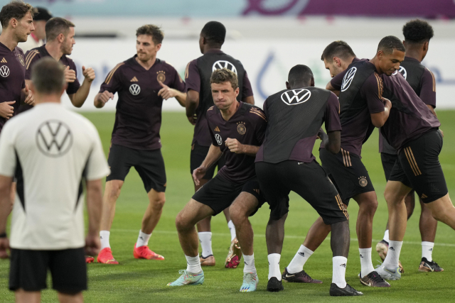토마스 뮐러(가운데)를 비롯한 독일 선수단이 일본과의 카타르 월드컵 E조 조별 리그 1차전을 앞두고 21일 팀 훈련을 하고 있다. AP연합뉴스