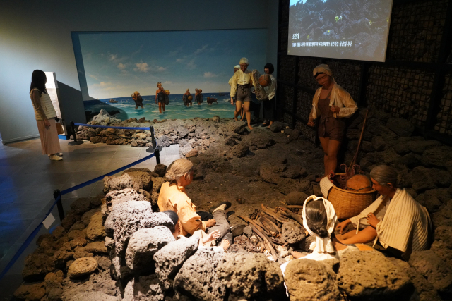 해녀박물관 전시 모습. 해녀들이 휴식하며 작업준비를 하는 ‘불턱’을 묘사하고 있다.
