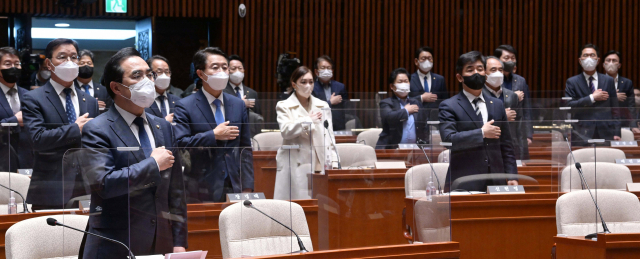 더불어민주당 박홍근 원내대표가 22일 서울 여의도 국회 예결위회의장에서 열린 의원총회에 참석해 국민의례를 하고 있다. / 성형주 기자