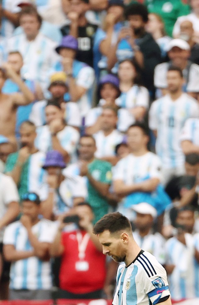 아르헨티나의 리오넬 메시가 고개를 숙인 채 경기장을 나서고 있다./연합뉴스