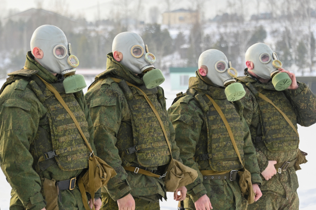 동원령으로 소집된 러시아 예비역들이 지난 18일(현지 시간) 러시아 치타에서 방독면을 쓰고 훈련을 하고 있다. 타스연합뉴스