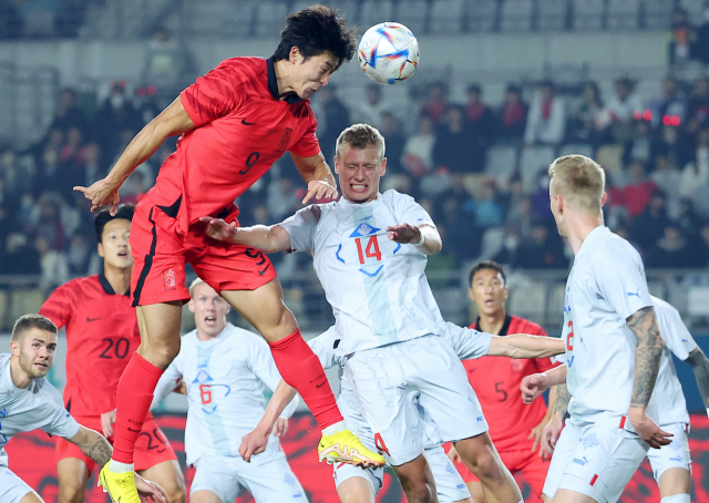 조규성이 11일 아이슬란드와 최종 평가전에서 헤더 슛을 시도하고 있다. 연합뉴스