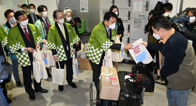 조진만 에어서울 대표와 이케다 토요히토 카가와현 지사, 오오니시 히데토 다카마쓰 시장 등이 23일 일본 다카마쓰공항에서 열린 인천~다카마쓰 노선 운항 재개 기념 행사에서 첫 편 탑승객에게 기념품을 나눠주고 있다. 일본 소도시 지방공항 노선이 재개되는 것은 국적항공사 중 에어서울이 처음이다./다카마쓰=권욱 기자 2022.11.23