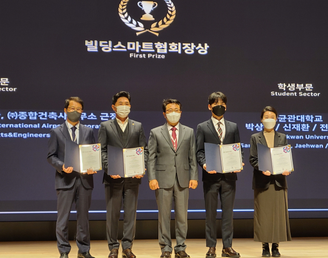 22일 김창복(왼쪽 두번째) ㈜한화 건설부문 상무가 서울 논현동 건설회관에서 열린 ‘BIM AWARDS 2022’에서 최우수상을 수상한 뒤 기념사진을 촬영하고 있다. ㈜한화 건설부문 제공