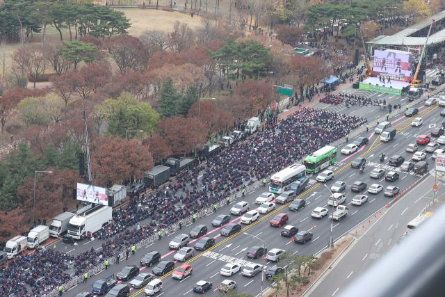민주노총 전국건설노동조합 조합원들이 22일 서울 여의대로에서 총력투쟁 결의대회를 열고 있다. 연합뉴스