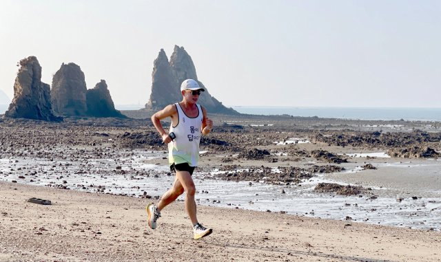 맥키스컴퍼니 조웅래 회장이 ‘대한민국 한바퀴’를 돌기 위해 경기도 화성_제부도를 뛰고 있다. 사진제공=맥키스컴퍼니