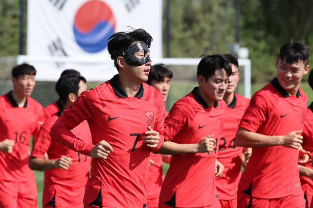 2022 카타르 월드컵에 출전하는 대한민국 축구 국가대표팀 손흥민(앞줄 왼쪽 첫번째) 선수가 16일 카타르 도하 알에글라 훈련장에서 안면보호대를 착용한 채로 훈련하고 있다. 도하=연합뉴스