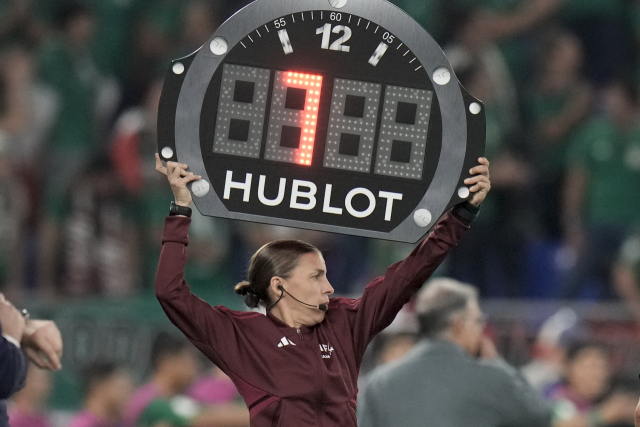 월드컵 사상 첫 여성 심판으로 기록된 스테파니 프라파르. AP연합뉴스