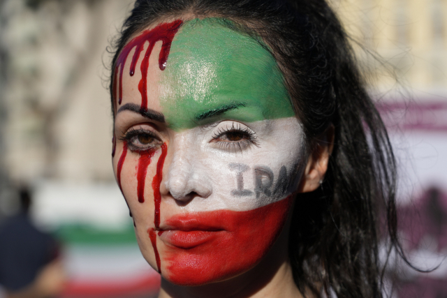 이탈리아에서 열린 이란 반정부 집회에 참가한 얼굴에 페인트 칠한 한 여성. AP연합뉴스