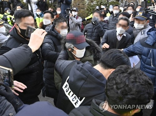 형기를 마치고 출소한 아동 성범죄자 조두순이 12일 오전 경기도 안산시 거주지로 들어가고 있다. 연합뉴스