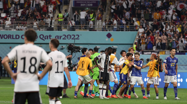 23일 2022 카타르 월드컵 조별리그 E조 독일과 일본 경기에서 2 대 1 역전승을 거둔 일본 대표팀 선수들이 종료 휘슬이 울리자 그라운드를 내달려 기쁨을 나누고 있다. 연합뉴스