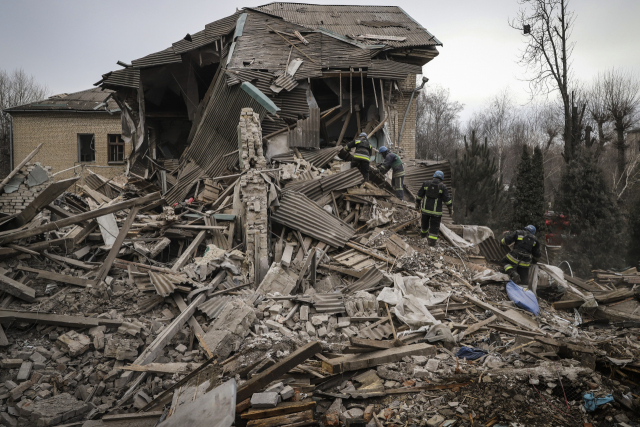 우크라이나 소방관들이 23일(현지시간) 러시아 공격으로 파괴된 남부 자포리자주 빌리안스크 산부인과 병동에서 구조 작업을 하고 있다. AP연합뉴스