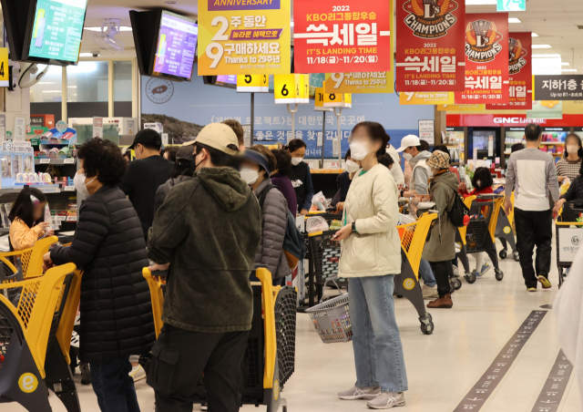 KBO프로야구 한국시리즈 SSG랜더스의 통합 우승을 기념하기 위해 열린 할인 행사 ‘쓱데이’ 마지막 날인 20일 서울 이마트 용산점을 찾은 시민들이 장을 보고 있다. 연합뉴스