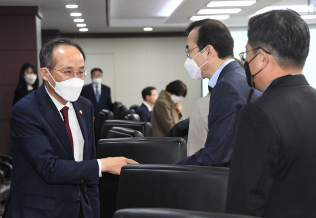 추경호(왼쪽) 부총리 겸 기획재정부 장관이 24일 서울 무역보험공사에서 열린 배출권할당위원회에 입장하고 있다.