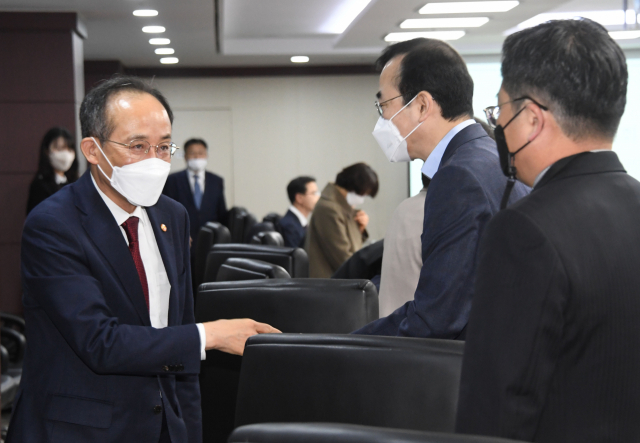 '탄소 배출권 시장에 증권사 진입 허용… 선물 시장 개설도 추진'