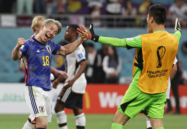 23일 오후(현지시간) 카타르 알라이얀의 할리파 인터내셔널 스타디움에서 열린 2022 카타르 월드컵 조별리그 E조 독일과 일본의 경기에서 2-1 승리를 거둔 일본 대표팀의 아사노 타쿠마(왼쪽)가 환하게 웃고 있다. 연합뉴스