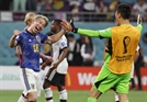 23일 오후(현지시간) 카타르 알라이얀의 할리파 인터내셔널 스타디움에서 열린 2022 카타르 월드컵 조별리그 E조 독일과 일본의 경기에서 2-1 승리를 거둔 일본 대표팀의 아사노 타쿠마(왼쪽)가 환하게 웃고 있다. 연합뉴스