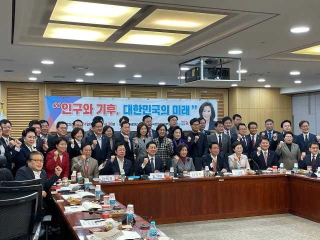 국민의힘 의원들이 24일 국회에서 열린 의원 공부모임 ‘새로운 미래 혁신24’에 참석해 기념촬영을 하고 있다. / 사진제공=김기현 의원 페이스북