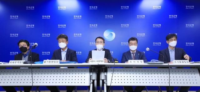 이환석(가운데) 한국은행 부총재보가 24일 서울 중구 한국은행에서 열린 경제 전망 설명회에서 발언하고 있다. 사진 제공=한은