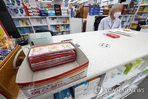 코로나19 재유행으로 감기약 수요가 늘고 있는 가운데, 서울 시내의 한 약국에 감기약이 반 정도 비어있다. 연합뉴스