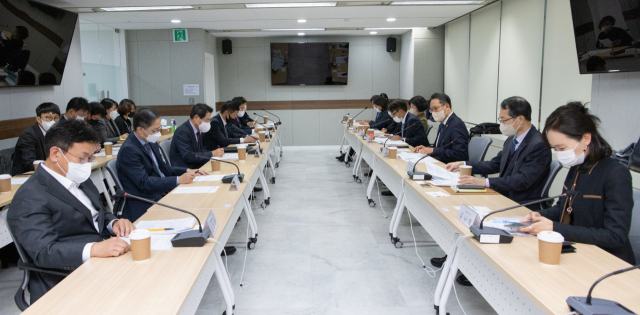 박민수 보건복지부 2차관이 지난 3일 서울 중구 시티타워에서 감기약(조제용 아세트아미노펜 성분)을 생산하는 6개 주요 제약사 관계자와 간담회 하고 있다. 연합뉴스