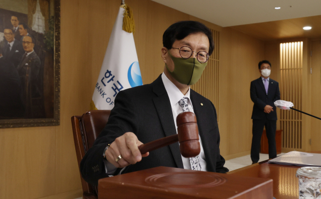 이창용 한국은행 총재가 24일 서울 중구 한국은행에서 열린 금융통화위원회 본회의에서 의사봉을 두드리고 있다. 사진공동취재단