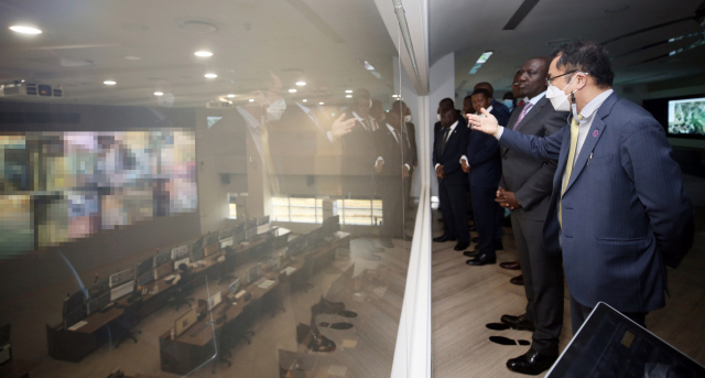 윌리엄 사모에이 루토(오른쪽 두 번째) 케냐 대통령이 24일 인천 송도동 IFEZ 스마트시티운영센터에서 이상범(″ 첫 번째) 인천경제자유구역청 차장의 설명을 듣고 있다. 사진 제공=인천경제자유구역청