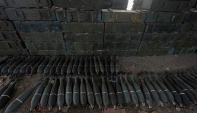 11일(현지시간) 우크라이나군이 탈환한 헤르손 서쪽 블라호다트네의 한 창고에 러시아군이 버리고 간 박격포탄이 쌓여 있다. 연합뉴스 캡처