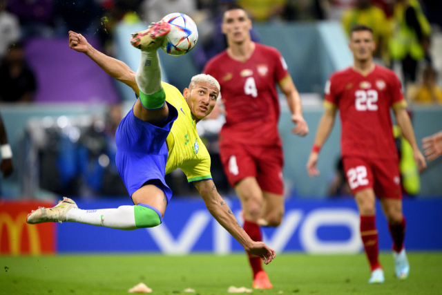 브라질의 히샤를리송이 25일 세르비아와의 카타르 월드컵 조별리그 G조 1차전에서 몸을 날린 환상적인 터닝슛으로 쐐기골을 뽑고 있다. EPA연합뉴스