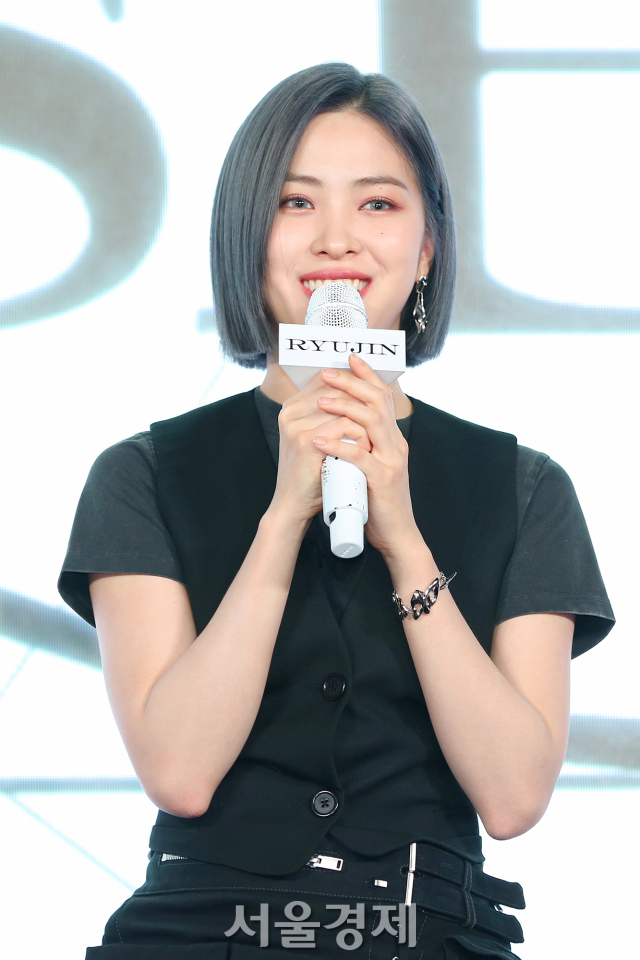 그룹 있지(ITZY) 류진이 25일 오후 서울 영등포구 페어몬트 앰배서더 서울에서 열린 미니 6집 '체셔(CHESHIRE)' 쇼케이스에서 소감을 말하고 있다. / 사진=김규빈 기자