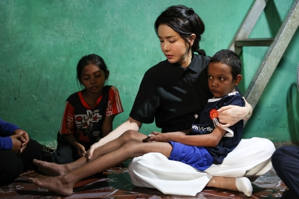 윤석열 대통령 부인 김건희 여사가 지난 12일 캄보디아 프놈펜에서 선천성 심장 질환이 있는 아동의 집을 찾아 아이를 안고 있다. 사진제공=대통령실