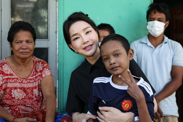 윤석열 대통령 부인 김건희 여사가 12일 캄보디아 프놈펜에서 선천성 심장질환을 앓고 있는 14세 아동의 집을 찾아 가족을 위로하고 있다. 사진제공=대통령실