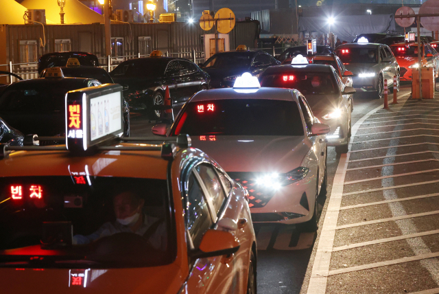 서울역 택시 승강장에서 택시들이 승객을 기다리고 있다. 연합뉴스